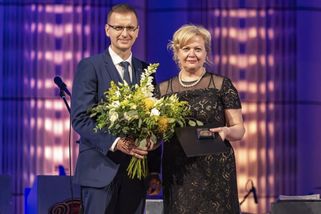 Úsměv a rychlý krok. Šéfka hygieny utekla před otázkami na „zakleknutí“ - Seznam Zprávy